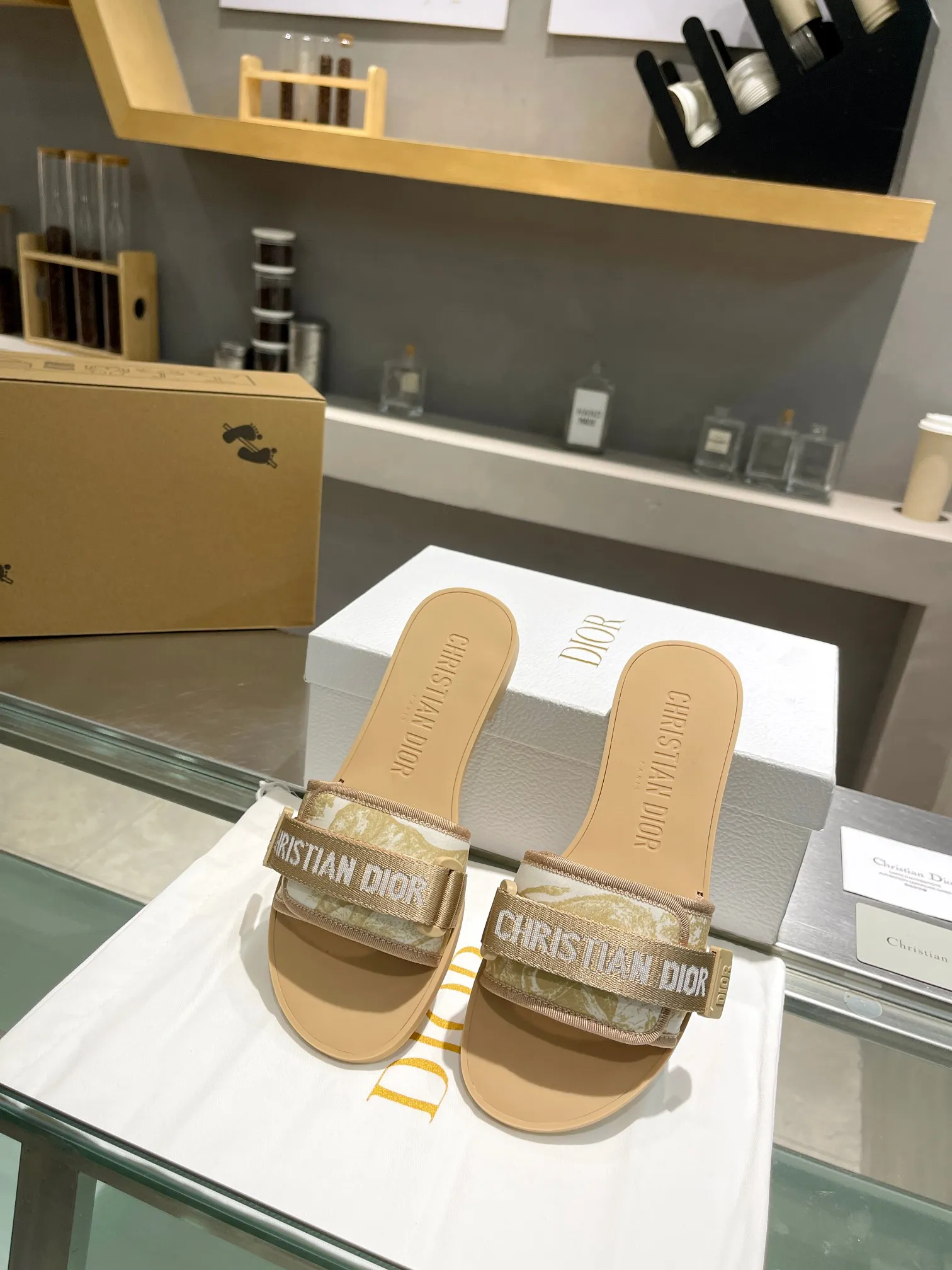 👟👟Ex-factory price 380👟👟 Dior D’s latest series of Velcro buckle sandals and slippers in new colors! Perfect reproduction of the original version, the most popular color matching fabric, super layered ▪️Original molded high-end TPU outsole (not ordinary rubber) ▪️Very comfortable and easy to walk. All upper materials are custom-made from the original ▪️3D electric embroidered three-dimensional cloth surface, very versatile, a must-have for lazy people in summer ▪️Number of yards: 35-41